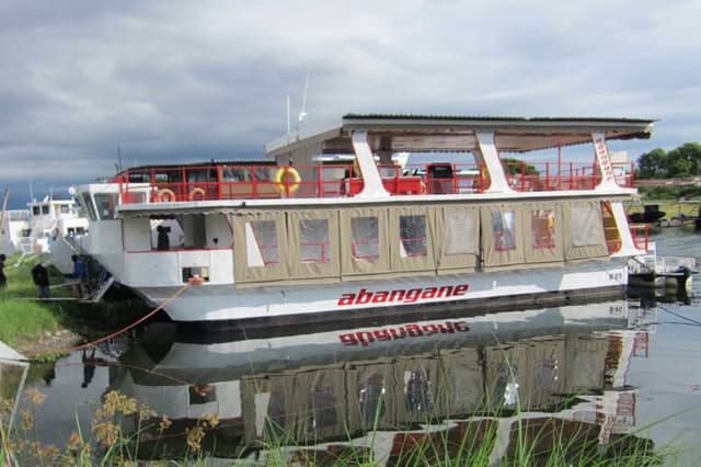 Fish Eagle Safaris – Abangane Houseboat